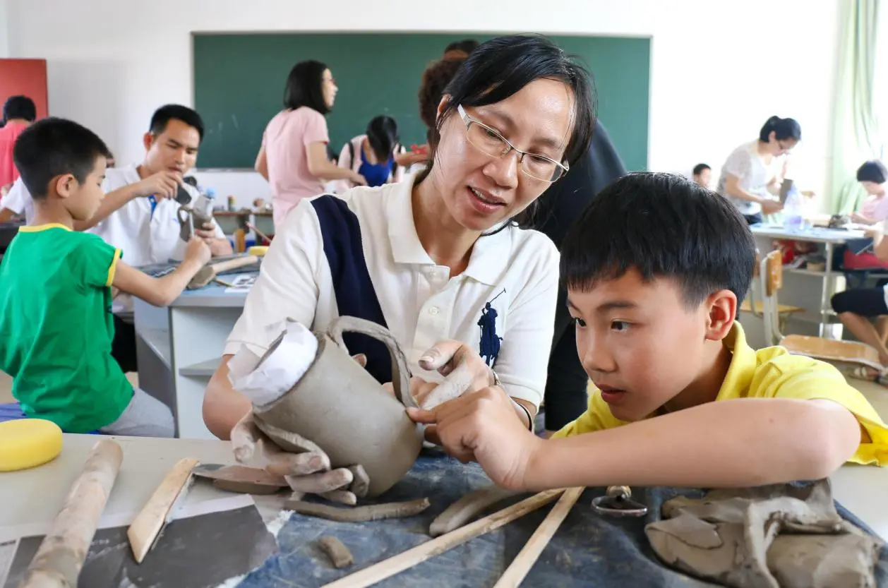 8岁男孩在学校从不上厕所，同学嘲笑他“变性人”，原因让人心酸