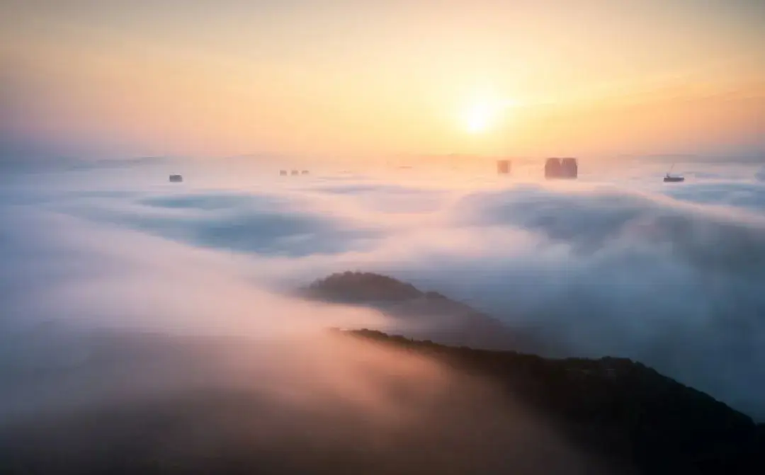 浩浩合元天，溶溶迷朗日