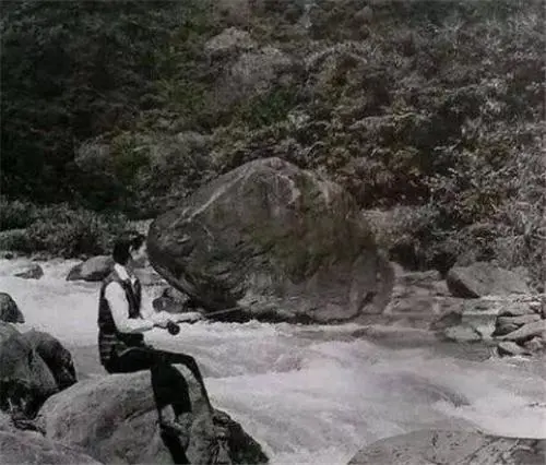 张学良亲手拍摄赵四小姐的老照片，像极了现代的一个女明星