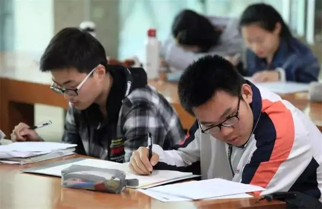 成功没有捷径！看完这组照片，才会明白学霸为什么能成为“学霸”