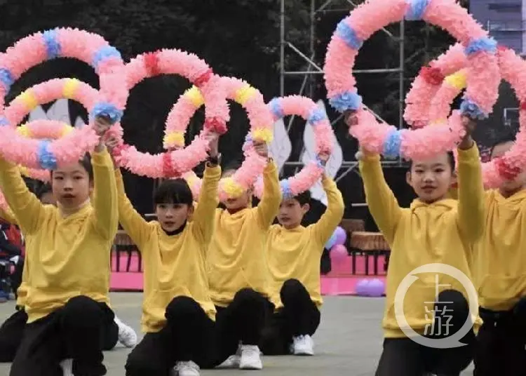 武术操、走秀舞、伞舞……孩子们向母校送上生日祝福