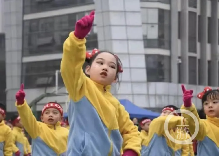 武术操、走秀舞、伞舞……孩子们向母校送上生日祝福