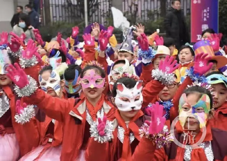 武术操、走秀舞、伞舞……孩子们向母校送上生日祝福