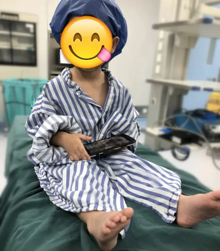 点赞！3岁男孩进手术室前抱紧妈妈的腿不肯撒手，护士用这一招消除孩子的恐惧