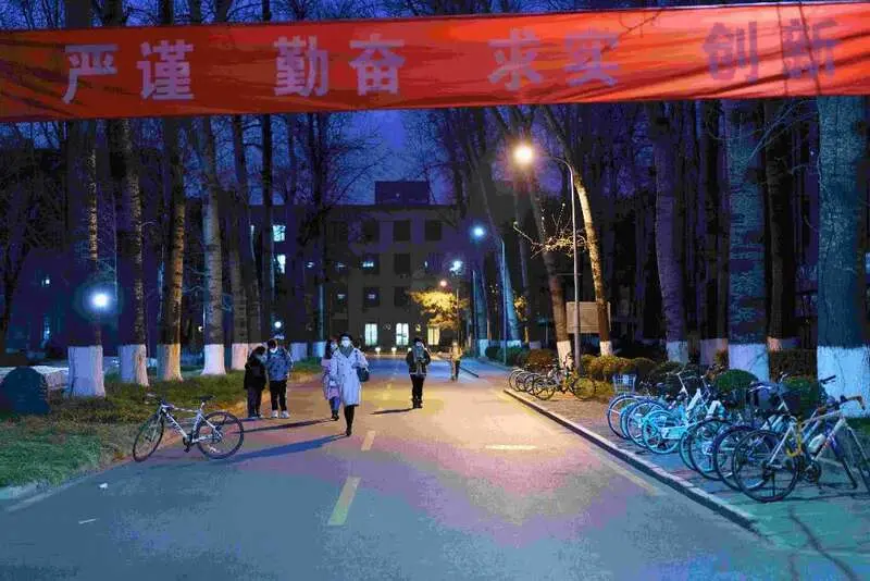 直击考研首日：近万名考研学生在清华考点参加考试