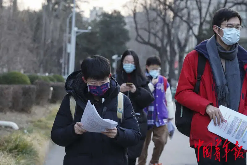 多图直击2021考研现场 考生遵循防疫要求有序进场