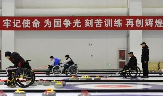 组图：国家轮椅冰壶队备战北京2022年冬残奥会