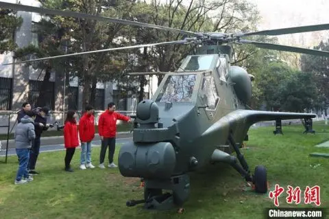 直-10“空降”南京航空航天大学校园