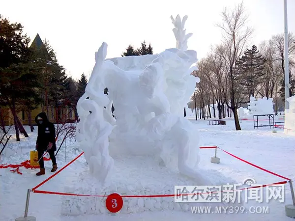 第二十七届全国雪雕比赛在太阳岛落幕 哈尔滨一队作品《白色天使》摘冠