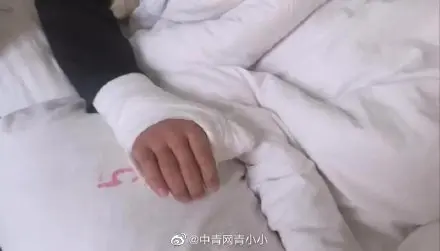 18岁艺考生挡刀救人，可他弹钢琴的手…