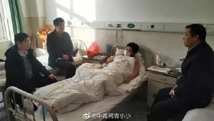 18岁艺考生挡刀救人，可他弹钢琴的手…