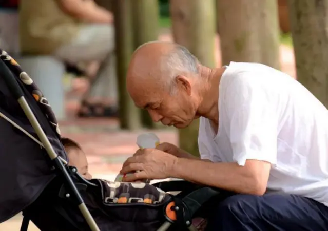 孙子弄坏同学廉价玩具，被要求赔偿2000元，爷爷的话让对方语塞