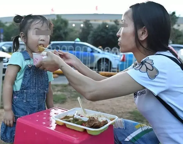 夫妻离婚会毁了孩子？并不是！单亲爸妈这样做，孩子一样快乐长大