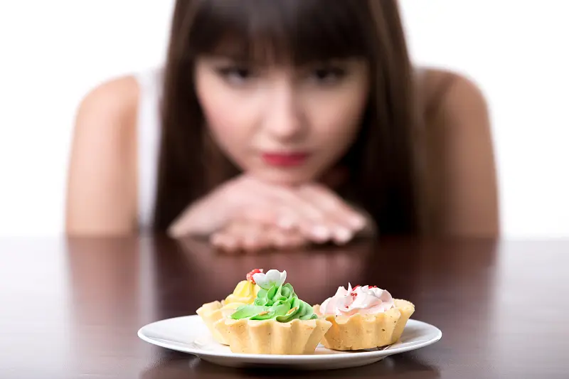 控制食欲才能降低热量摄入，坚持做好几个方法，促进减肥速度