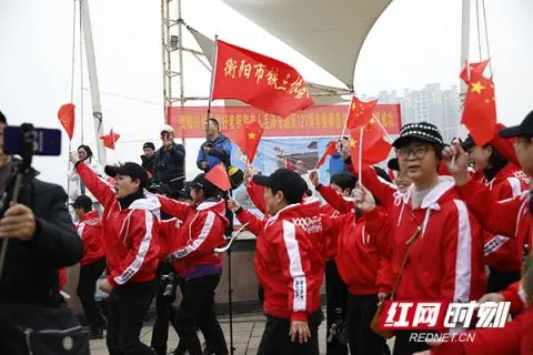 300餘名 “冬泳健兒”暢遊湘江齊祝賀毛澤東誕辰日