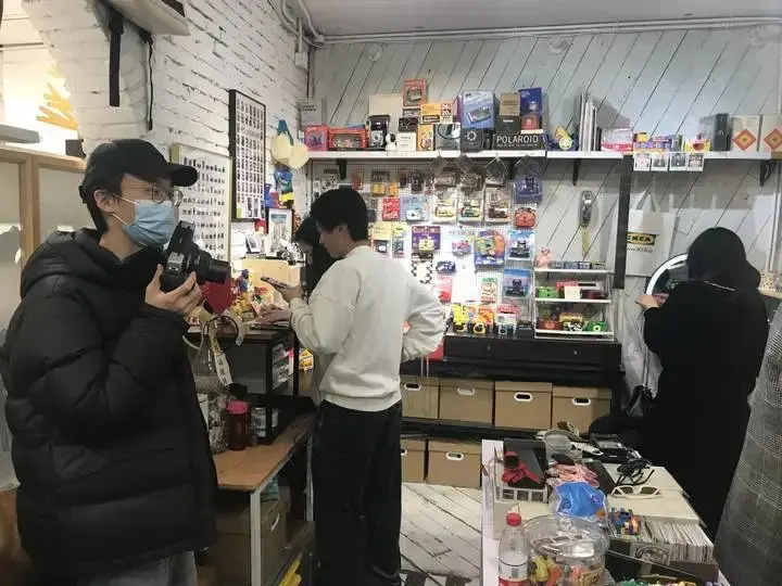 四位闺蜜每周必去打卡！杭州这家10平米的小店藏着什么秘密