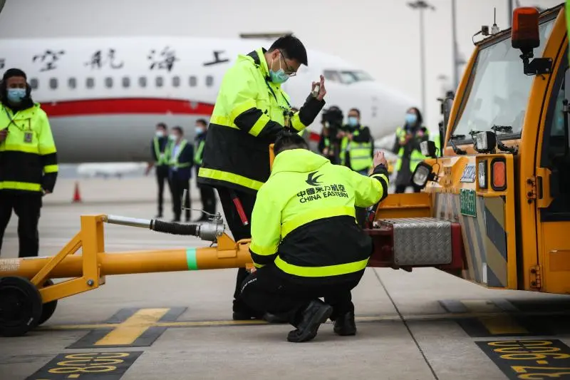 一二三航空正式起飞，国产ARJ21飞机首航执飞上海到北京，客座率超90％