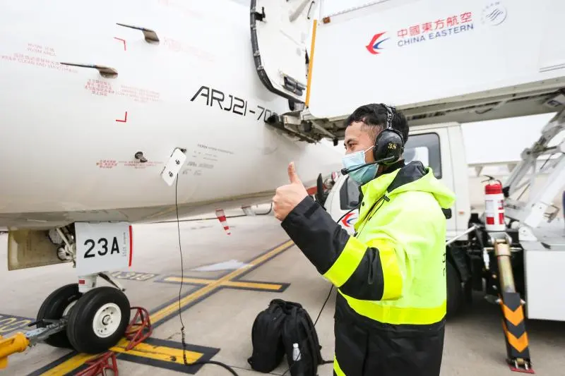 一二三航空正式起飞，国产ARJ21飞机首航执飞上海到北京，客座率超90％