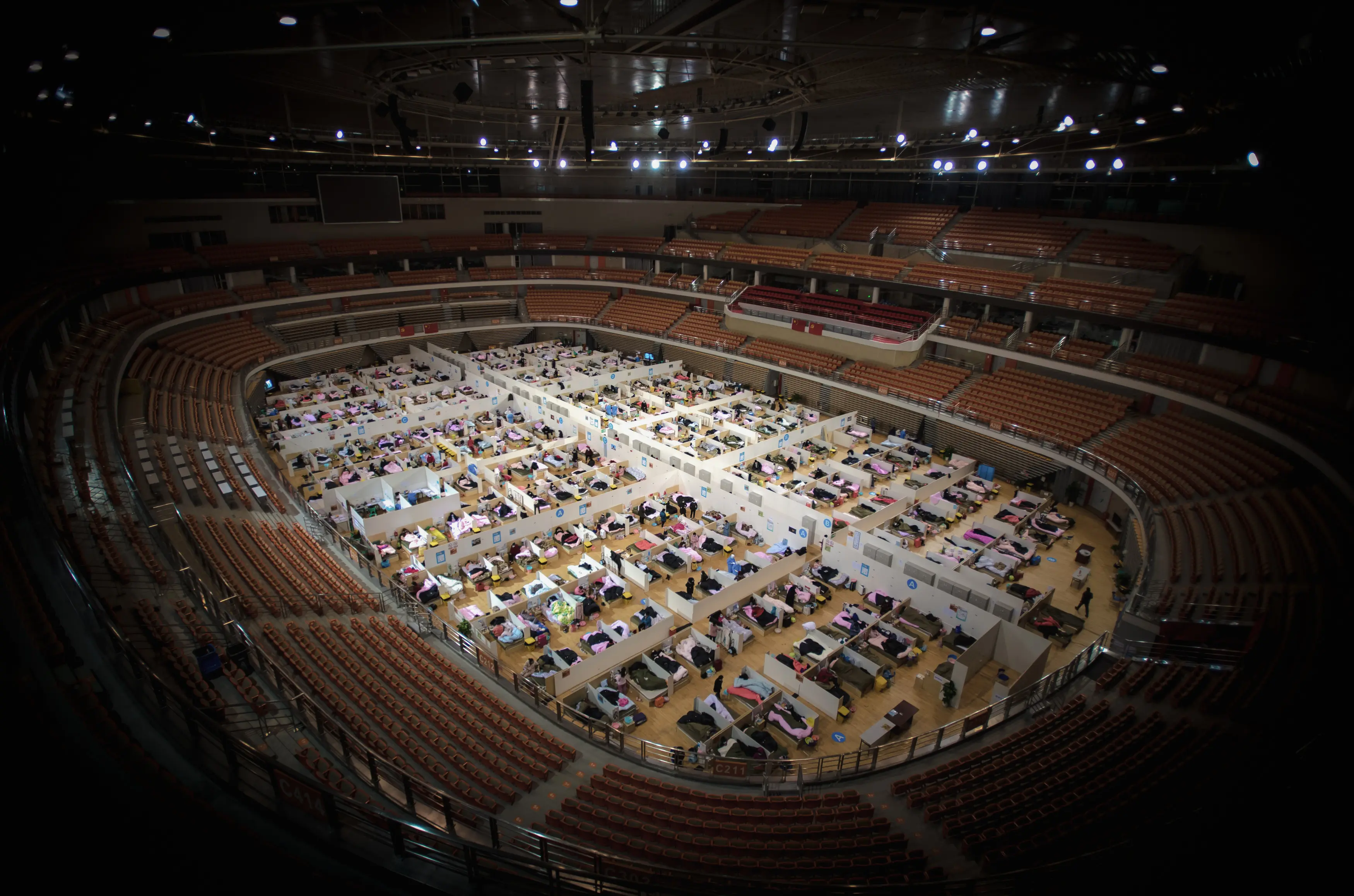 （体育·年终稿）新华社体育部评出2020年中国体育十大新闻之二：方舱变身 赛事重启