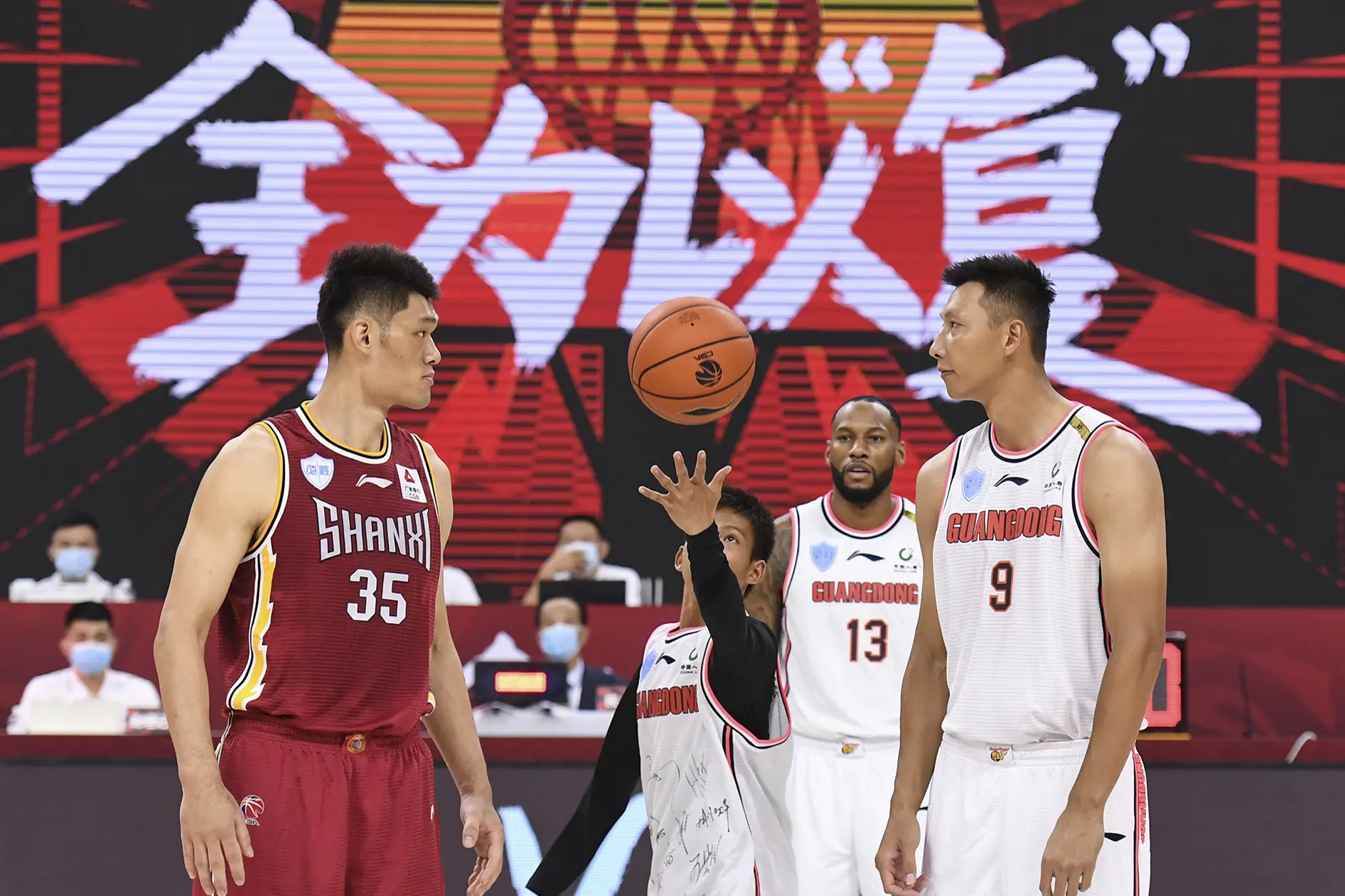 （体育·年终稿）新华社体育部评出2020年中国体育十大新闻之二：方舱变身 赛事重启