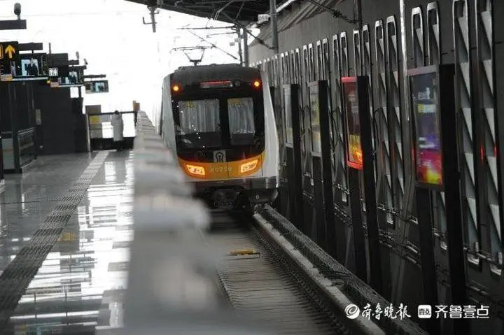 济南地铁2号线实现全自动驾驶，未来工作人员不再具体操作