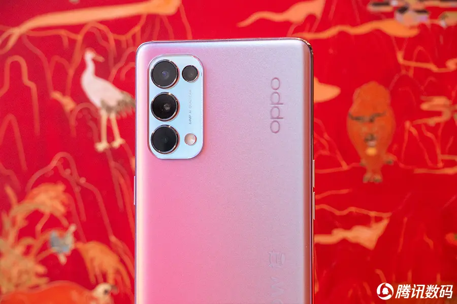 企鹅快看｜OPPO Reno5 Pro新年版：闪闪的新年礼物