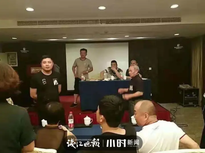 曾挂充气娃娃维权！温州300多名业主救回“烂尾楼盘”，现场放烟花庆祝