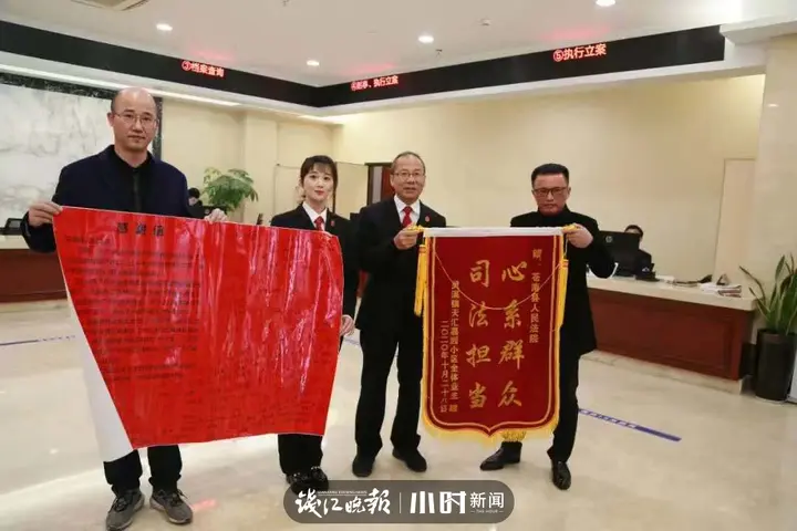 曾挂充气娃娃维权！温州300多名业主救回“烂尾楼盘”，现场放烟花庆祝