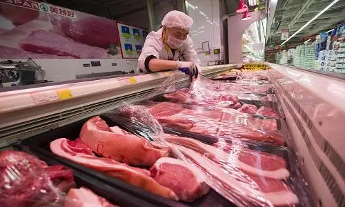 国家已投放50万吨储备肉，肉价怎么还没降？原来都被他们买走了！