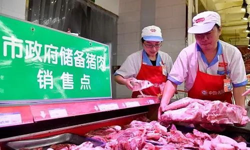 国家已投放50万吨储备肉，肉价怎么还没降？原来都被他们买走了！