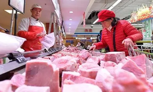 国家已投放50万吨储备肉，肉价怎么还没降？原来都被他们买走了！