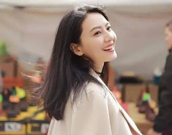 高圆圆女儿“抓周礼”，抓住的东西令周围人叫好，爷爷却无奈苦笑