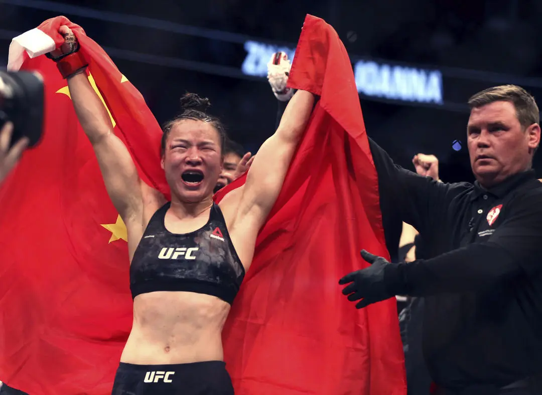 卫冕战获评“UFC年度最佳比赛” 张伟丽：男人可以卖口红 女人也可以打拳