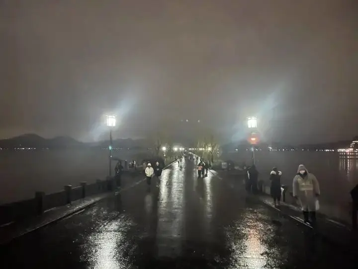 杭州全城雪花飄飄！這裡雪都這麼厚了！西湖邊遊客扎堆，姑娘驚呼“好幸福”