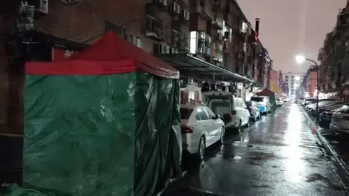 杭州全城雪花飄飄！這裡雪都這麼厚了！西湖邊遊客扎堆，姑娘驚呼“好幸福”