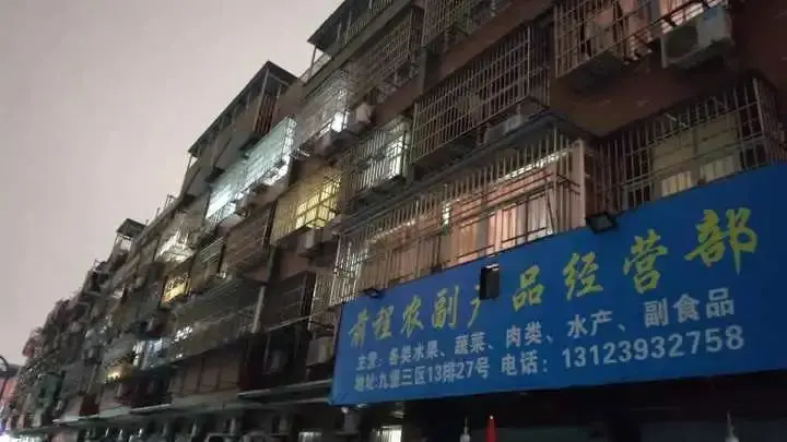 杭州全城雪花飄飄！這裡雪都這麼厚了！西湖邊遊客扎堆，姑娘驚呼“好幸福”