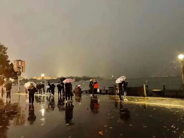 杭州全城雪花飄飄！這裡雪都這麼厚了！西湖邊遊客扎堆，姑娘驚呼“好幸福”