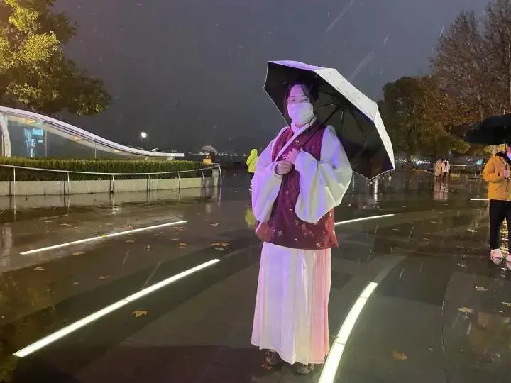 杭州全城雪花飄飄！這裡雪都這麼厚了！西湖邊遊客扎堆，姑娘驚呼“好幸福”