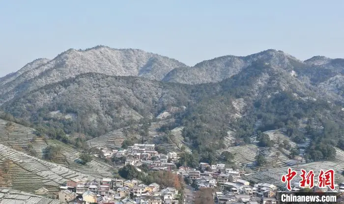 浙江杭州迎降雪 西湖群山披银装