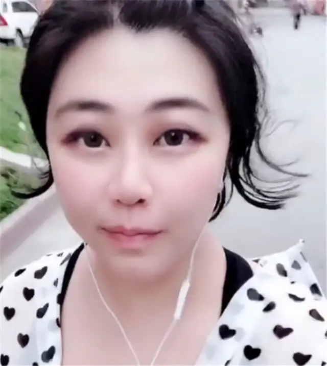 新版乔碧萝？连麦时她美颜突然消失，男主播脸色一变直接战术后仰