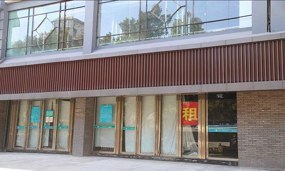 实体店生存艰难，深陷关门潮，为何房东不愿减少房租，实现共赢？