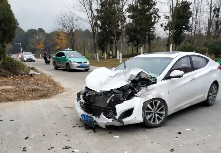 “纸糊车”有多坑人？看了这些事故照片，你还敢开这些车吗？