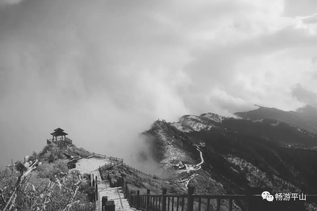 雪花、雾凇、冰瀑、云海、夕阳，让驼梁美成了一幅童话世界