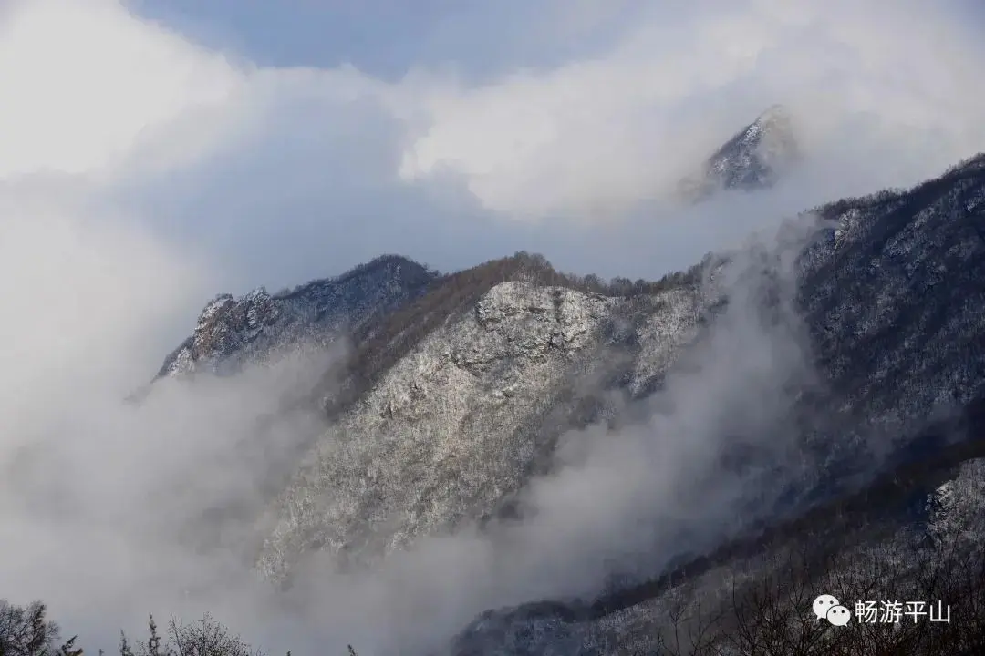 雪花、雾凇、冰瀑、云海、夕阳，让驼梁美成了一幅童话世界