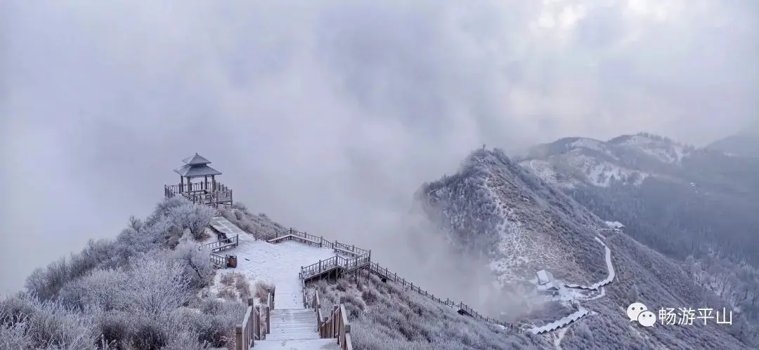 雪花、雾凇、冰瀑、云海、夕阳，让驼梁美成了一幅童话世界