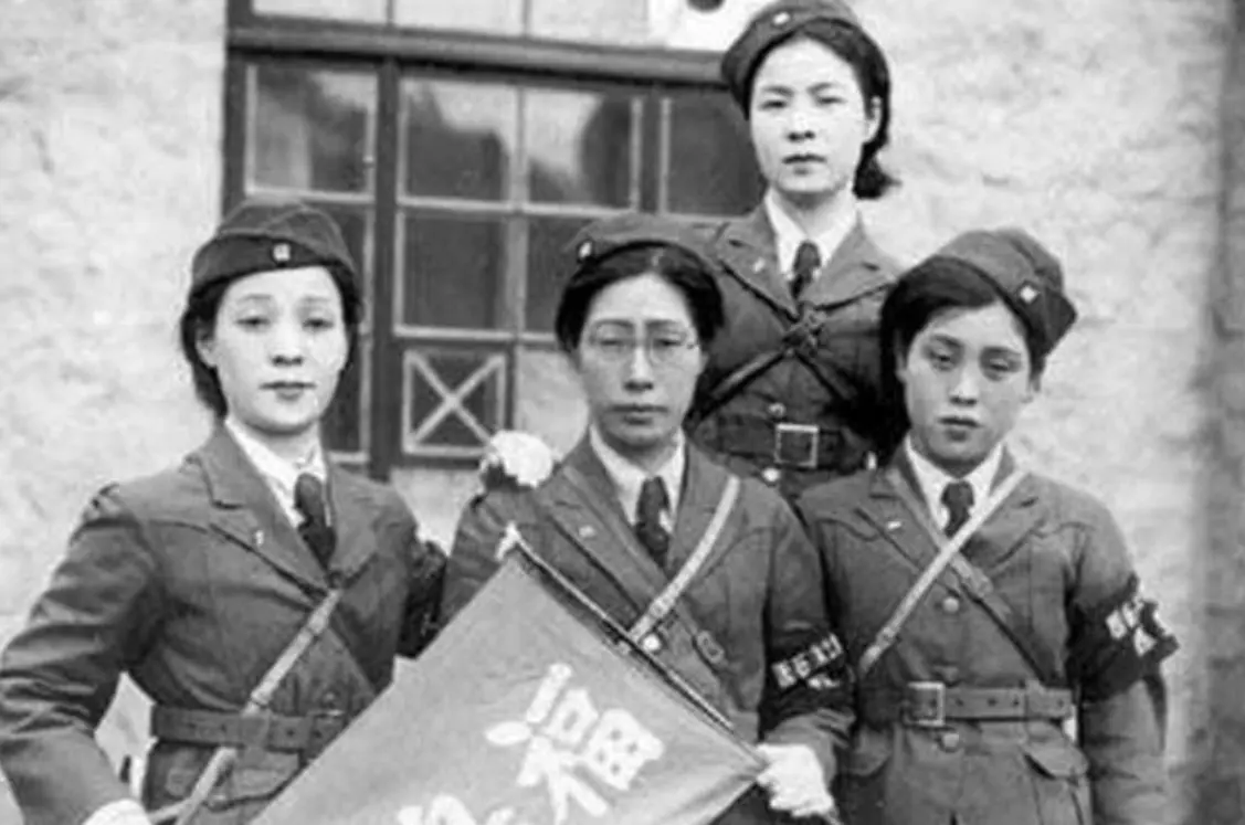 二战时日本女兵真实的样子，别被“抗日神剧”给骗了