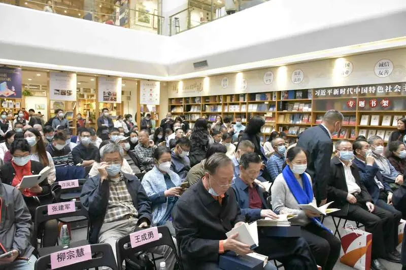 用言語浪花放聲歌唱 《柳忠秧詩歌選集》在穗首發