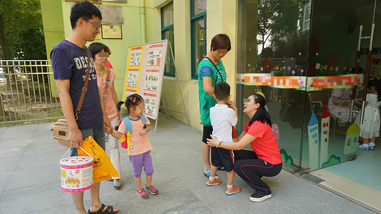 5岁儿子放学哼唱“儿歌”，妈妈听后发觉不对劲，当场和老师翻脸