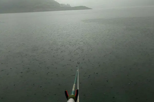 夏季雨天钓鱼，钓底还是钓浮？牢记这个法则，鱼儿连竿上！