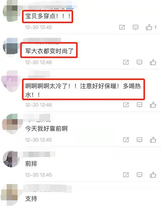 关晓彤穿超大号军大衣，肤白貌美显娇小，为保暖在大腿上贴暖宝宝